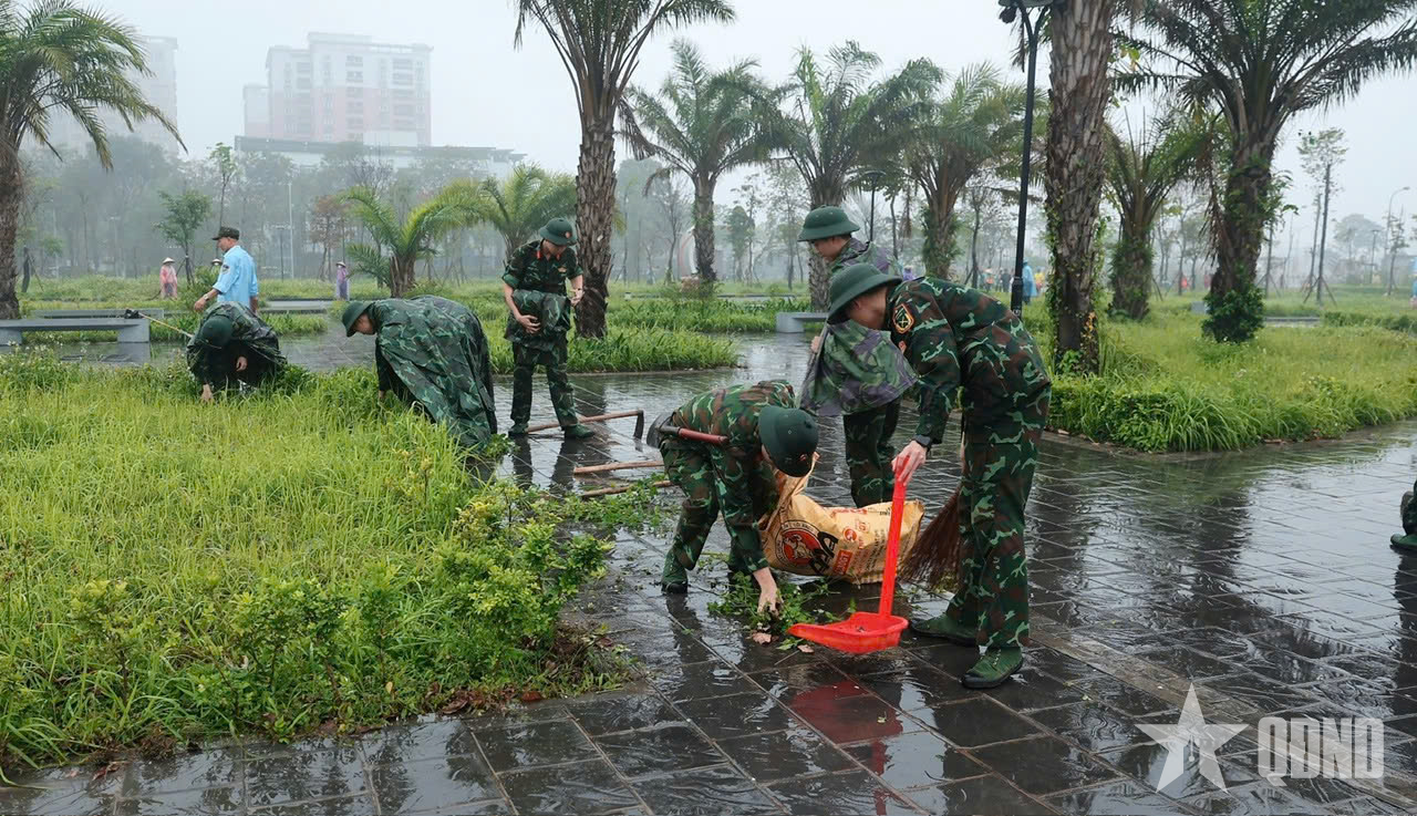 Học viện Hậu cần: Cán bộ, đoàn viên tích cực giúp dân tổng dọn vệ sinh môi trường